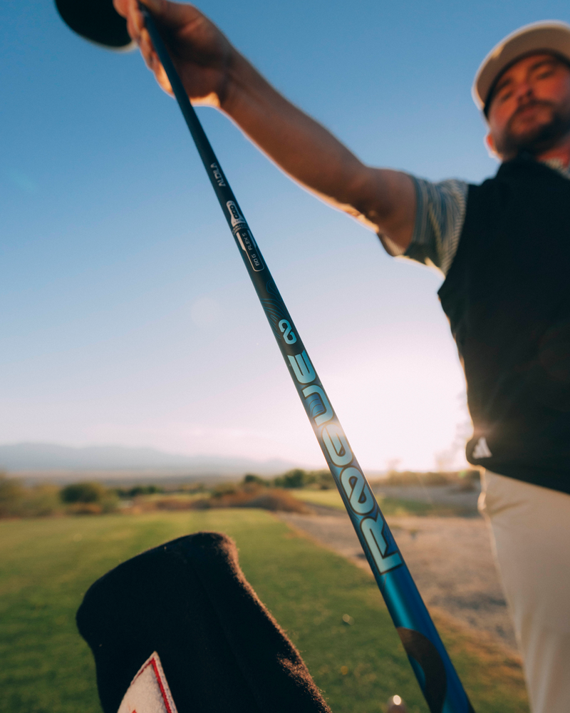 Golfari nostaa driverin, jossa on Aldila Rogue Infinity Blue -varsi