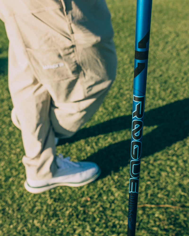 Aldila Rogue Infinity Blue -driverin varsi golfarin vieressä kentällä