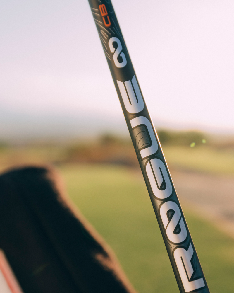 Aldila Rogue Infinity CB -driverin varsi lähikuvassa golfkentällä
