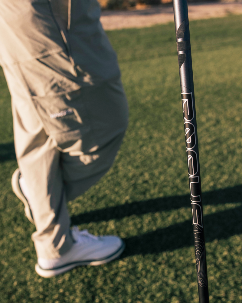Aldila Rogue Infinity CB -driverin varsi golfarin vieressä kentällä