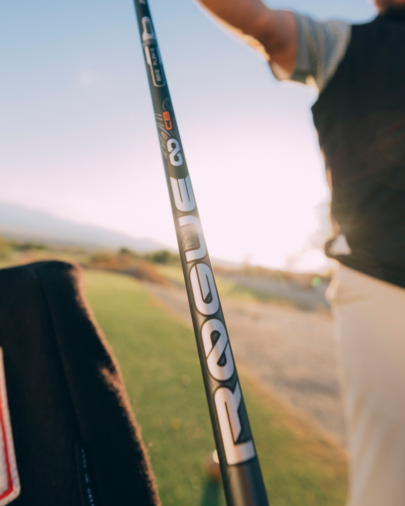 Aldila Rogue Infinity CB -driverin varsi lähikuvassa, golfari taustalla