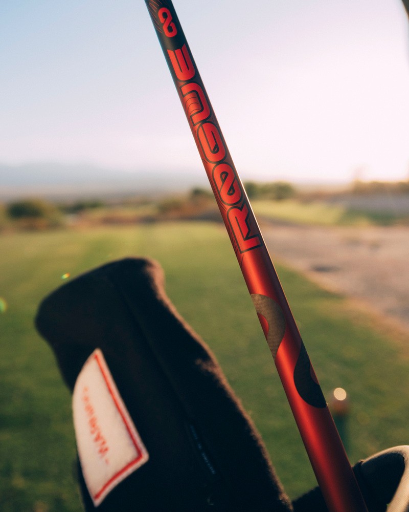 Aldila Rogue Infinity Red -driverin varsi lähikuvassa golfkentällä