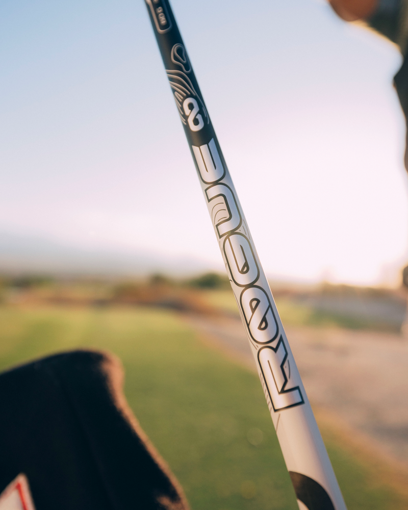 Aldila Rogue Infinity White -driverin varsi lähikuvassa golfkentällä