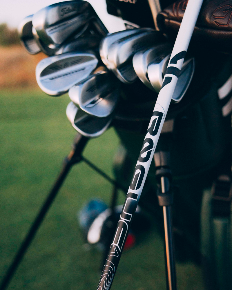 Aldila Rogue Infinity White -driverin varsi golfbägissä rautojen vieressä