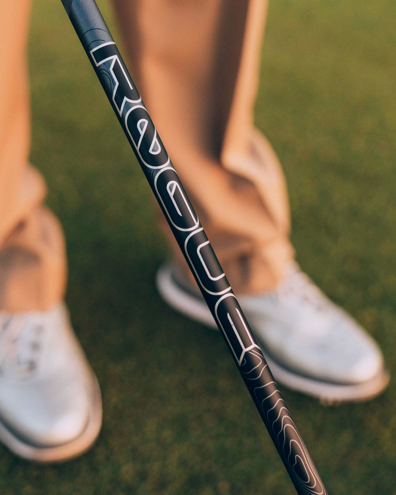 Aldila Rogue Infinity White -driverin varsi golfarin jalkojen juurella